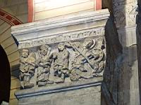 Lyon, Abbaye d'Ainay, Chapiteau, Ange tuant le dragon (2)